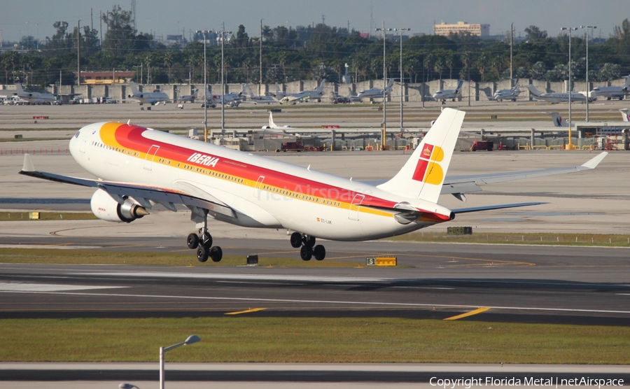 Iberia Airbus A330-302 (EC-LXK) | Photo 577180