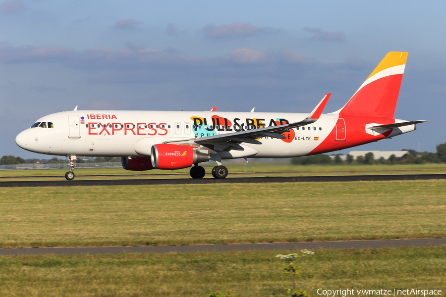 Iberia Express Airbus A320-216 (EC-LYE) | Photo 420974