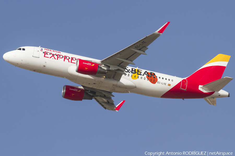 Iberia Express Airbus A320-216 (EC-LYE) | Photo 138565