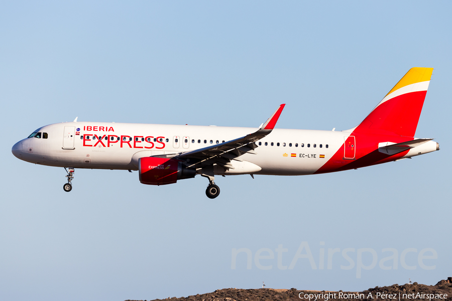 Iberia Express Airbus A320-216 (EC-LYE) | Photo 379325