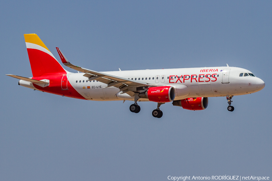 Iberia Express Airbus A320-216 (EC-LYE) | Photo 440509