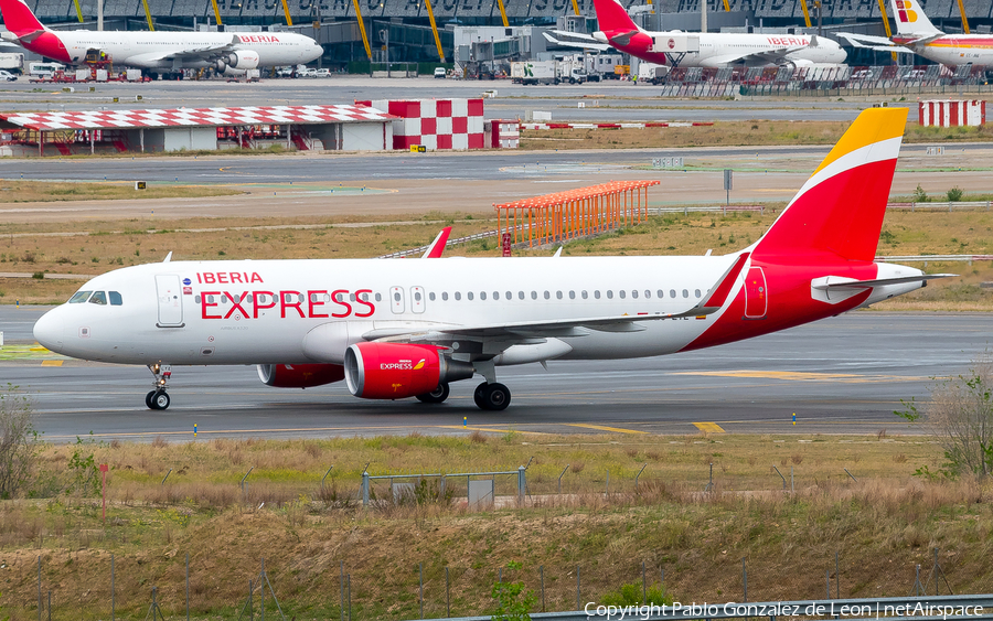 Iberia Express Airbus A320-216 (EC-LYE) | Photo 339007
