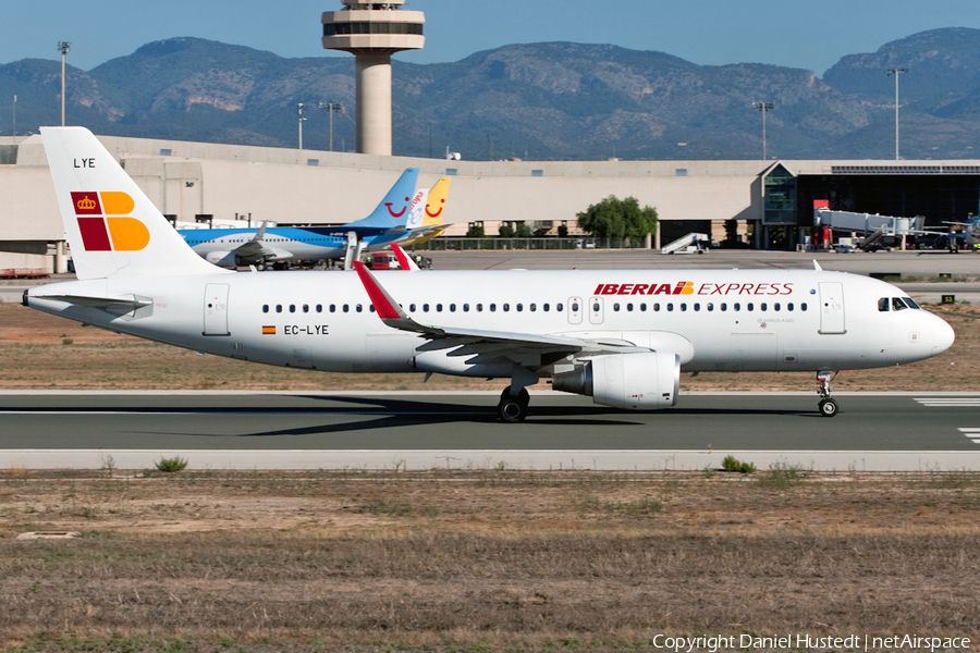 Iberia Express Airbus A320-216 (EC-LYE) | Photo 513359