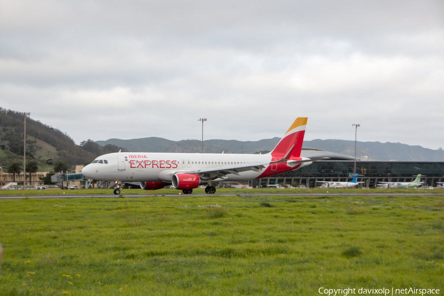 Iberia Express Airbus A320-216 (EC-LYE) | Photo 365385