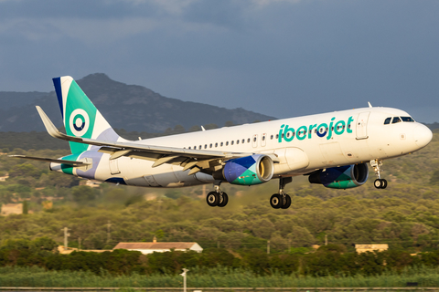 Iberojet Airbus A320-214 (EC-LZD) at  Palma De Mallorca - Son San Juan, Spain