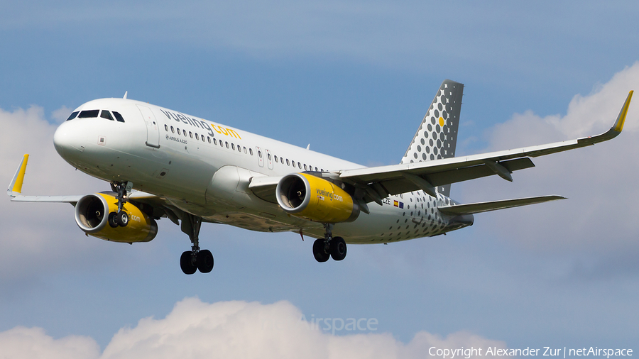 Vueling Airbus A320-232 (EC-LZE) | Photo 522426