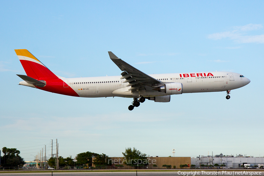Iberia Airbus A330-302 (EC-LZJ) | Photo 133987