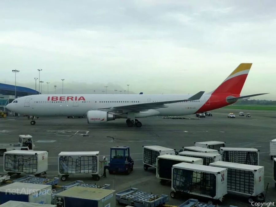 Iberia Airbus A330-302 (EC-LZJ) | Photo 55260