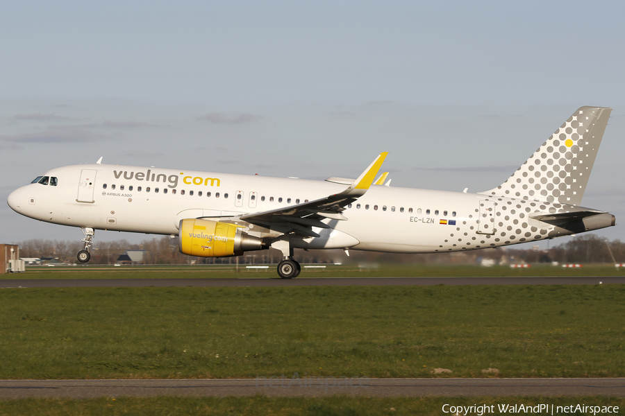 Vueling Airbus A320-214 (EC-LZN) | Photo 562753