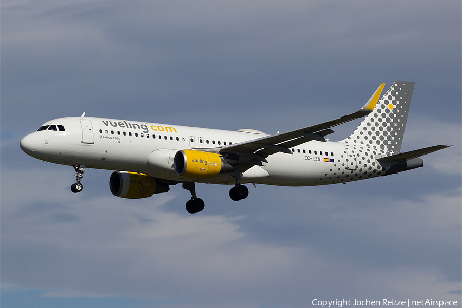 Vueling Airbus A320-214 (EC-LZN) | Photo 150607