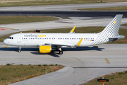 Vueling Airbus A320-214 (EC-LZN) at  Lisbon - Portela, Portugal