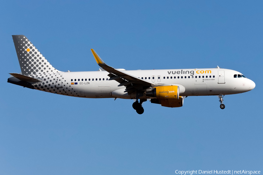 Vueling Airbus A320-214 (EC-LZN) | Photo 513361