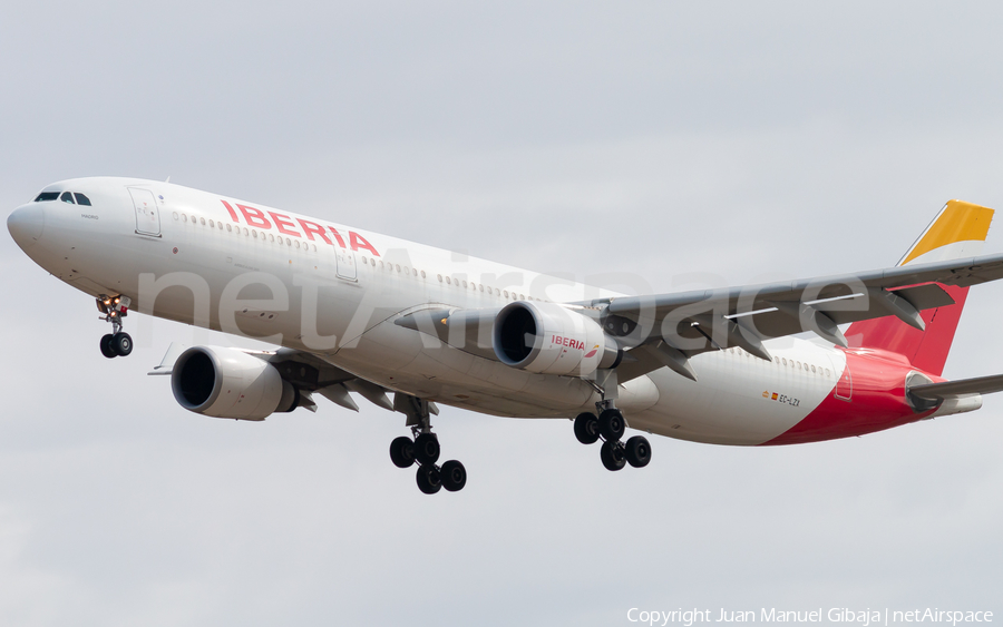 Iberia Airbus A330-302 (EC-LZX) | Photo 357625