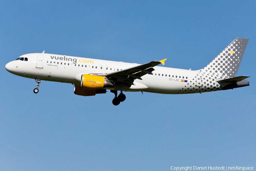 Vueling Airbus A320-214 (EC-LZZ) | Photo 482347