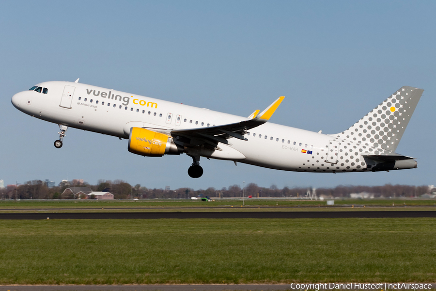 Vueling Airbus A320-214 (EC-MAH) | Photo 641033