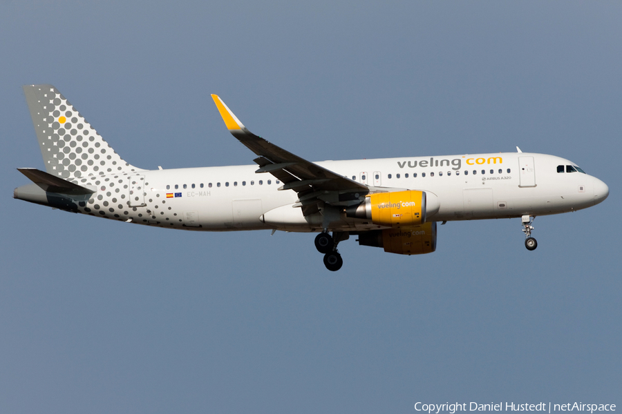 Vueling Airbus A320-214 (EC-MAH) | Photo 502209