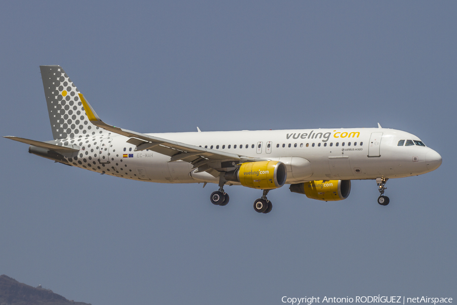 Vueling Airbus A320-214 (EC-MAH) | Photo 312580