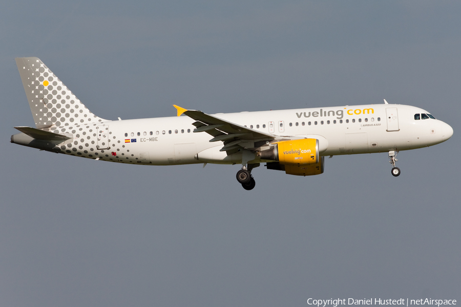 Vueling Airbus A320-214 (EC-MBE) | Photo 453789