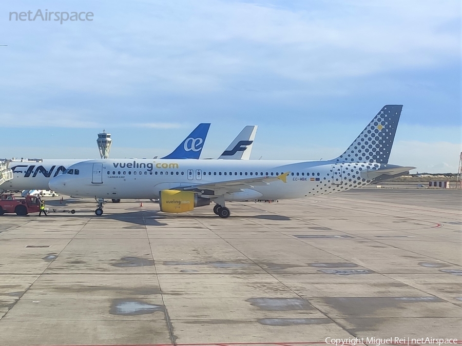 Vueling Airbus A320-214 (EC-MBK) | Photo 440547