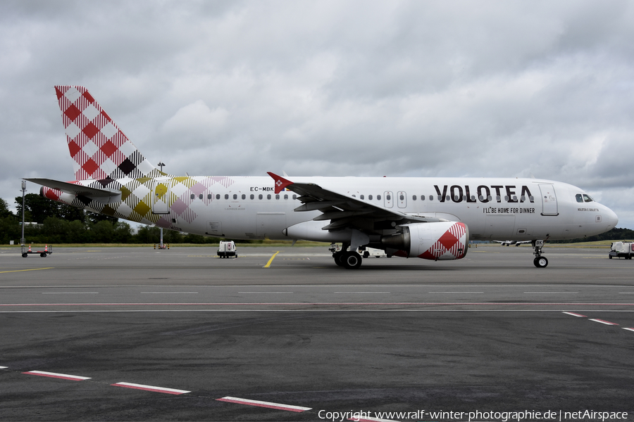 Vueling Airbus A320-214 (EC-MBK) | Photo 525890