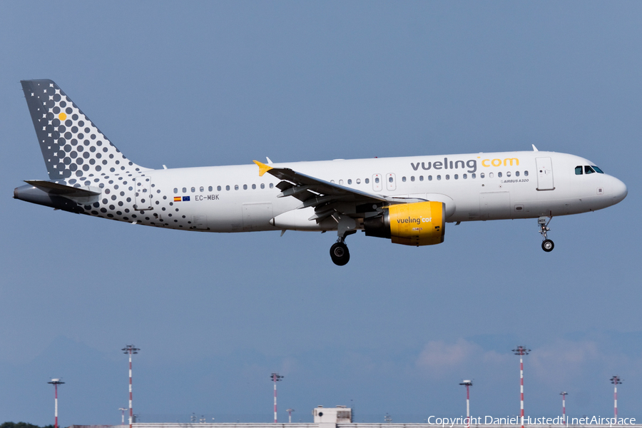 Vueling Airbus A320-214 (EC-MBK) | Photo 472269