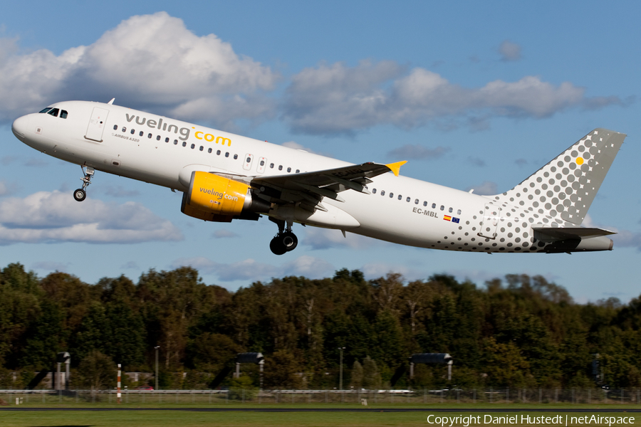 Vueling Airbus A320-214 (EC-MBL) | Photo 451616