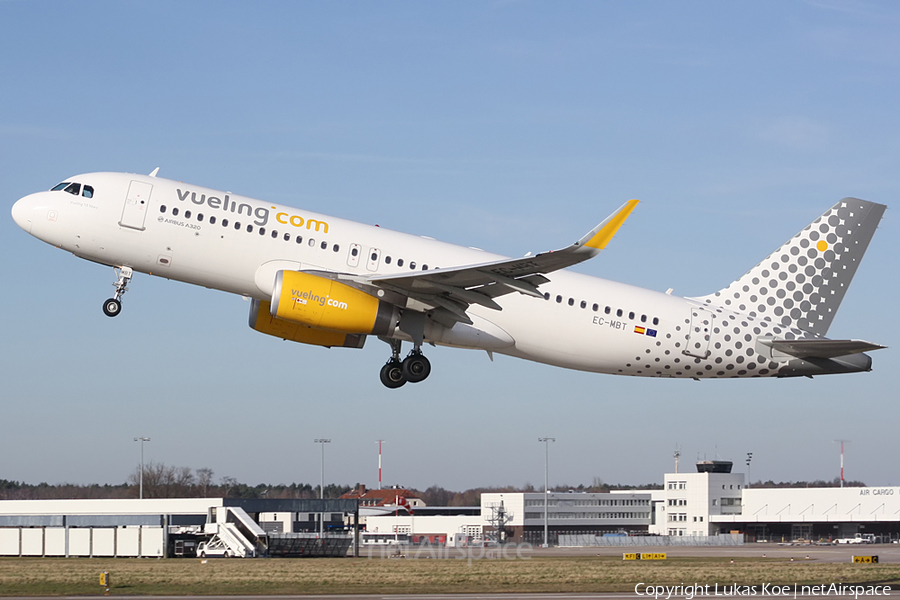 Vueling Airbus A320-232 (EC-MBT) | Photo 258570