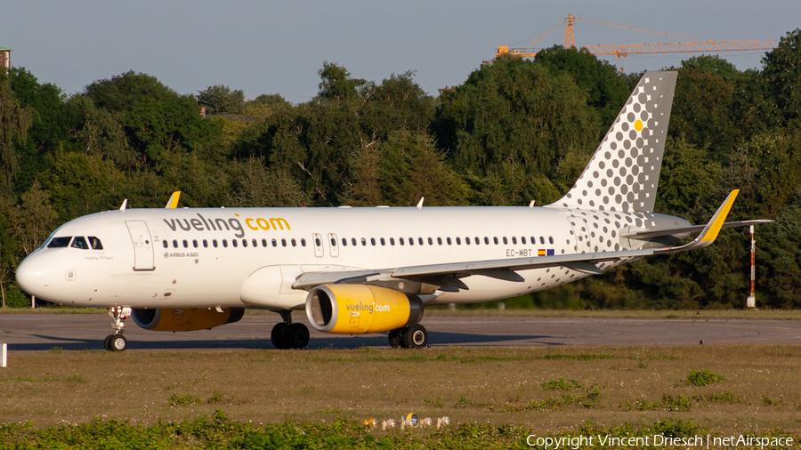 Vueling Airbus A320-232 (EC-MBT) | Photo 521282