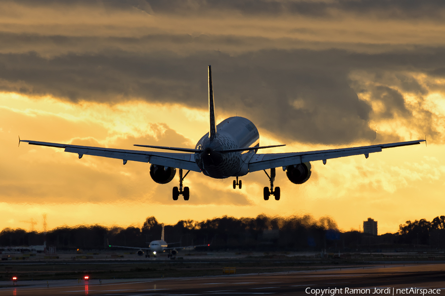 Vueling Airbus A320-214 (EC-MCU) | Photo 213362