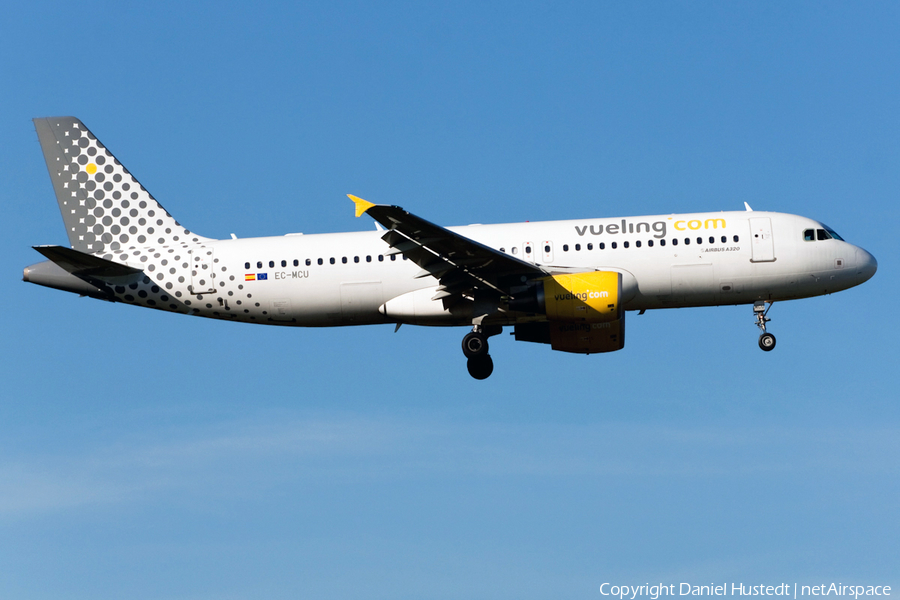 Vueling Airbus A320-214 (EC-MCU) | Photo 483209