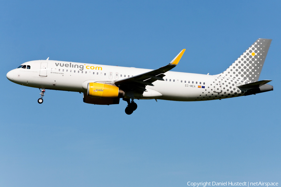 Vueling Airbus A320-232 (EC-MEA) | Photo 482349