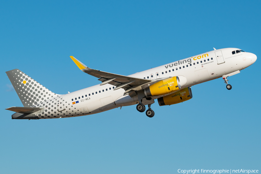 Vueling Airbus A320-232 (EC-MEA) | Photo 572610