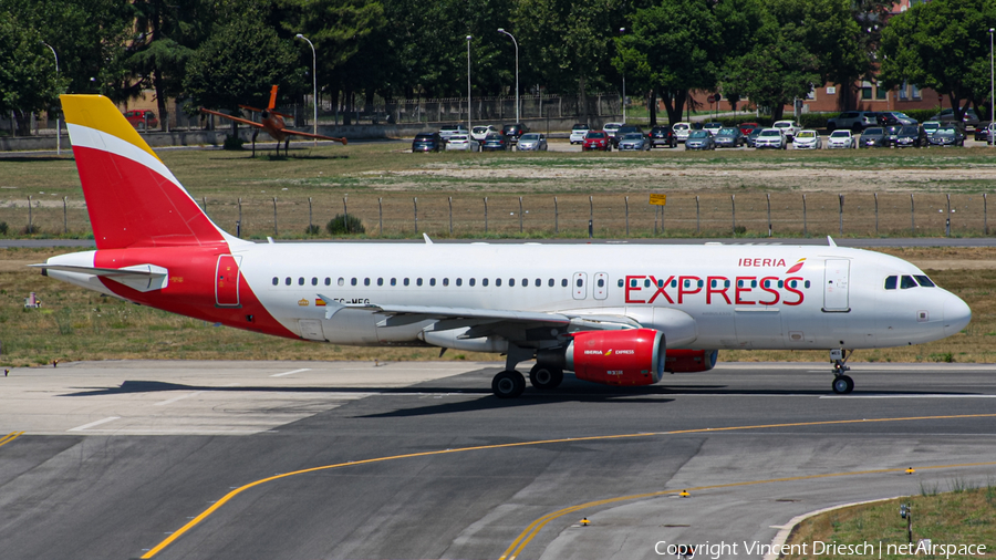 Iberia Express Airbus A320-214 (EC-MEG) | Photo 518213