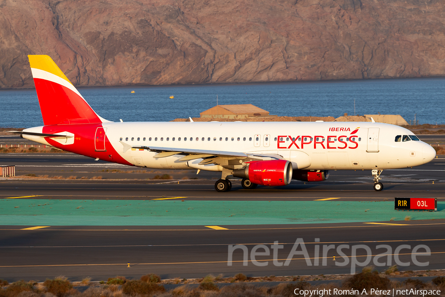 Iberia Express Airbus A320-214 (EC-MEH) | Photo 358967