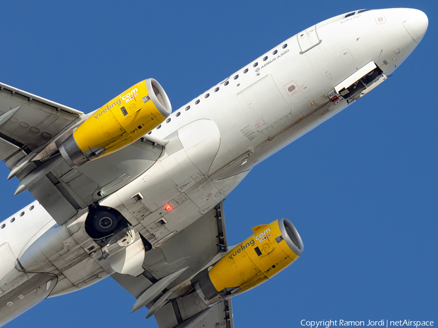Vueling Airbus A320-232 (EC-MFK) | Photo 402274