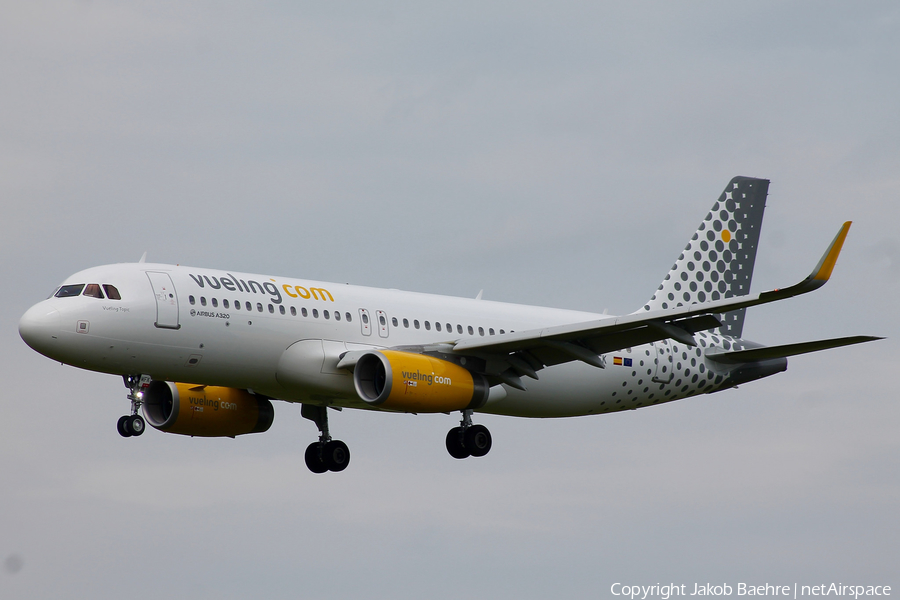 Vueling Airbus A320-232 (EC-MFK) | Photo 138960