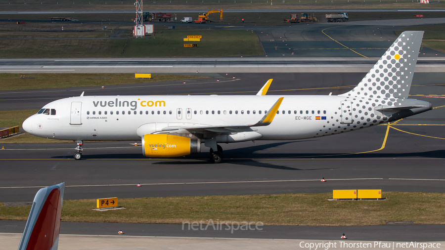 Vueling Airbus A320-232 (EC-MGE) | Photo 438021