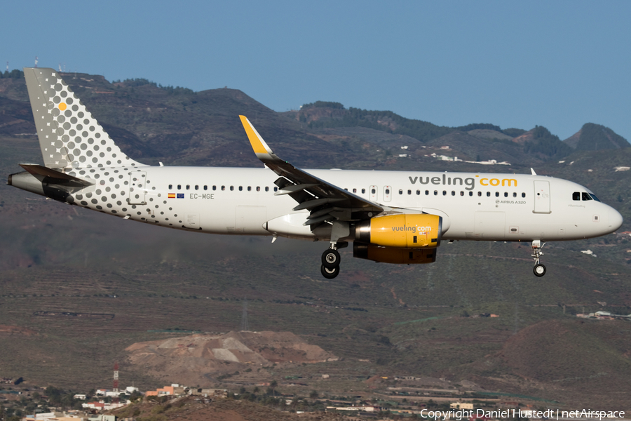 Vueling Airbus A320-232 (EC-MGE) | Photo 413002