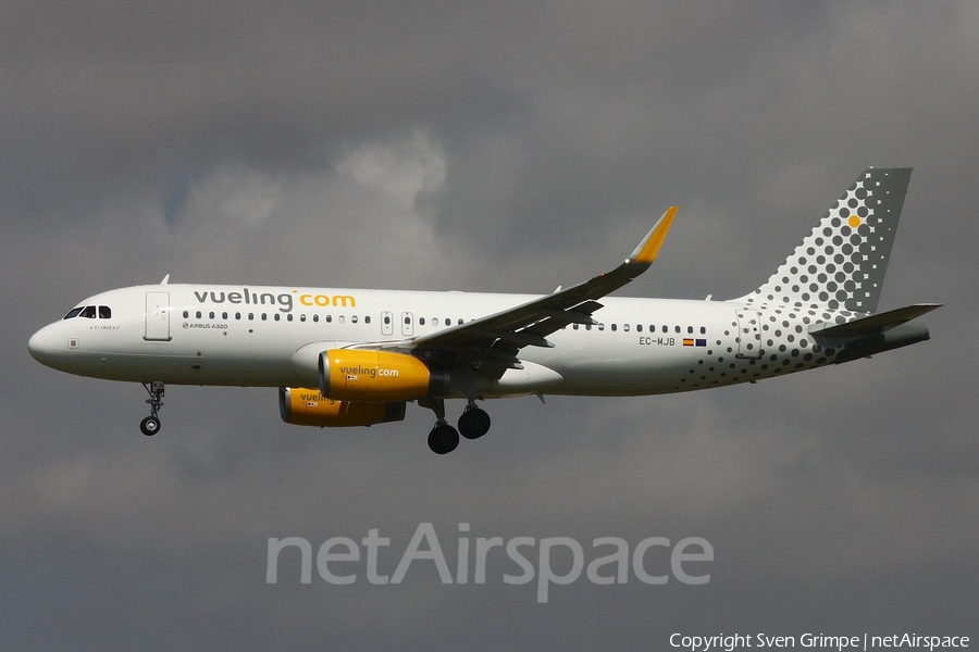 Vueling Airbus A320-232 (EC-MJB) | Photo 106107