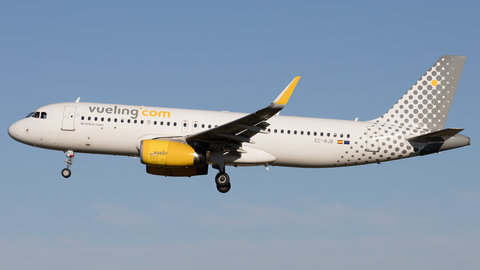 Vueling Airbus A320-232 (EC-MJB) at  Barcelona - El Prat, Spain