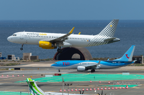 Vueling Airbus A320-232 (EC-MKN) at  Gran Canaria, Spain