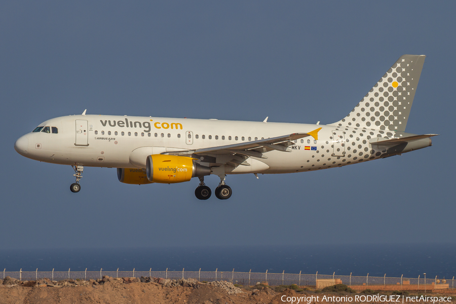 Vueling Airbus A319-112 (EC-MKV) | Photo 440510