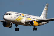 Vueling Airbus A320-232 (EC-MNZ) at  Barcelona - El Prat, Spain