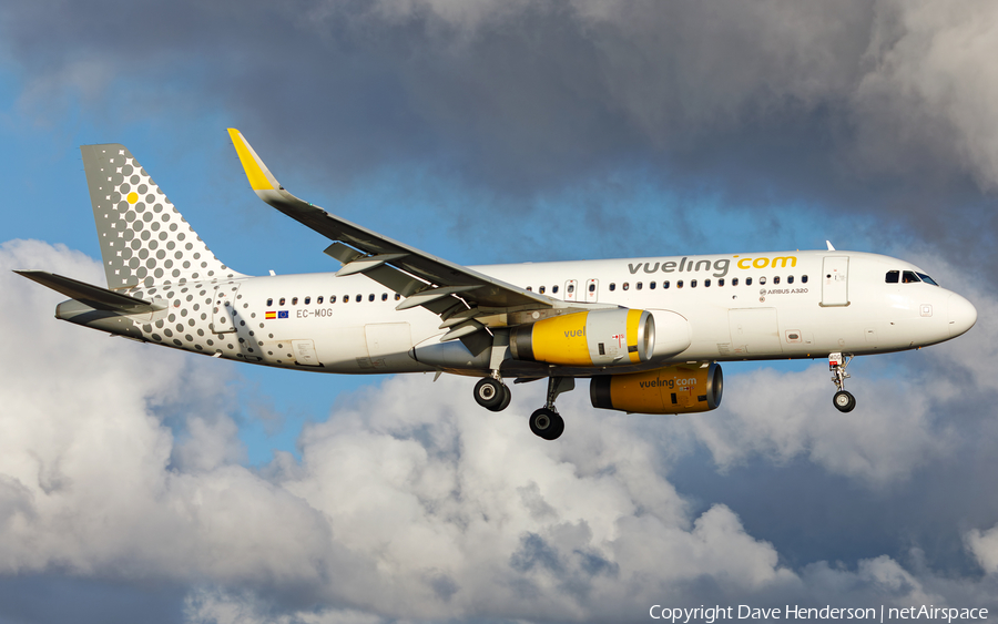 Vueling Airbus A320-232 (EC-MOG) | Photo 529020