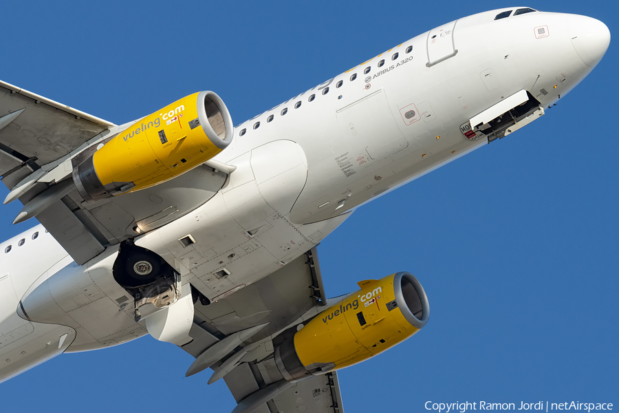 Vueling Airbus A320-232 (EC-MOG) | Photo 401757