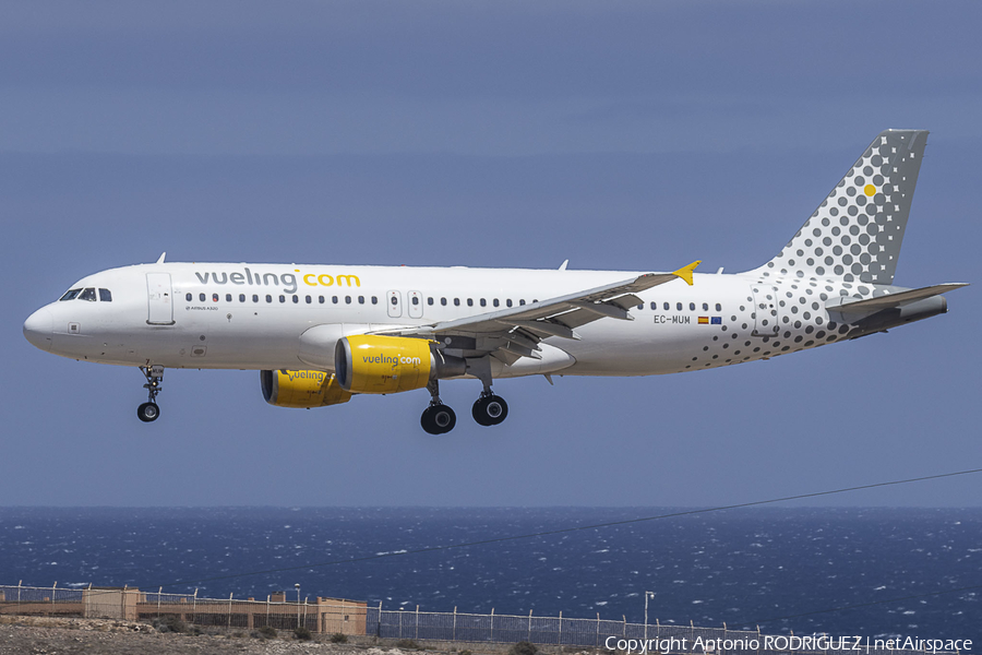 Vueling Airbus A320-214 (EC-MUM) | Photo 630383