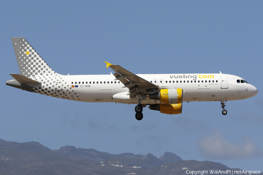 Vueling Airbus A320-214 (EC-MUM) | Photo 668783