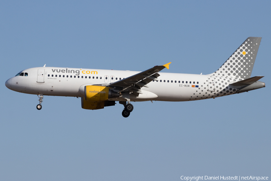 Vueling Airbus A320-214 (EC-MUM) | Photo 534703