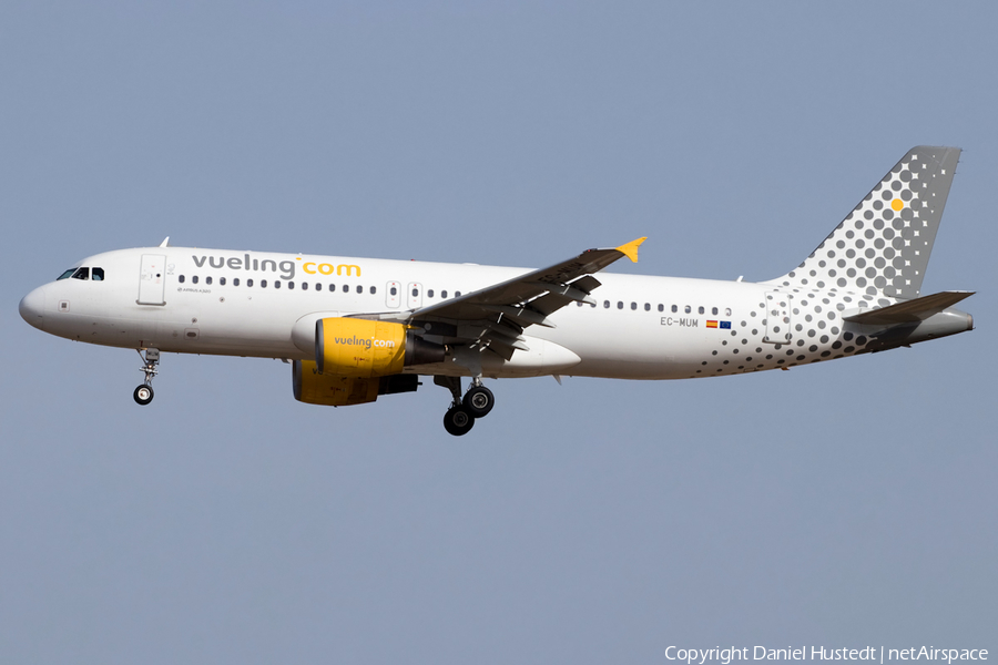 Vueling Airbus A320-214 (EC-MUM) | Photo 535233