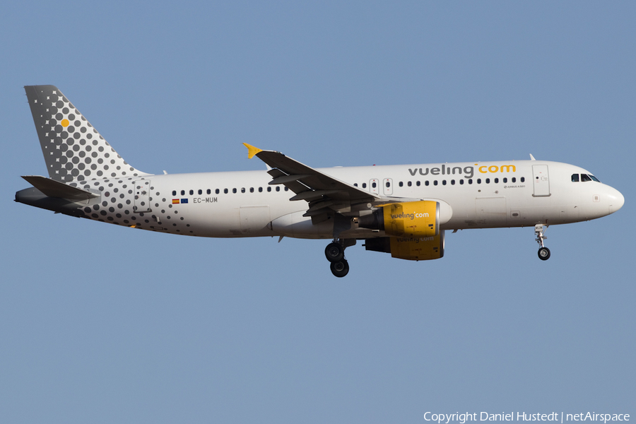 Vueling Airbus A320-214 (EC-MUM) | Photo 537197